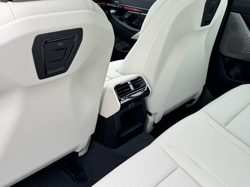 New 2026 BMW 550e xDrive w/ Premium Package image 21