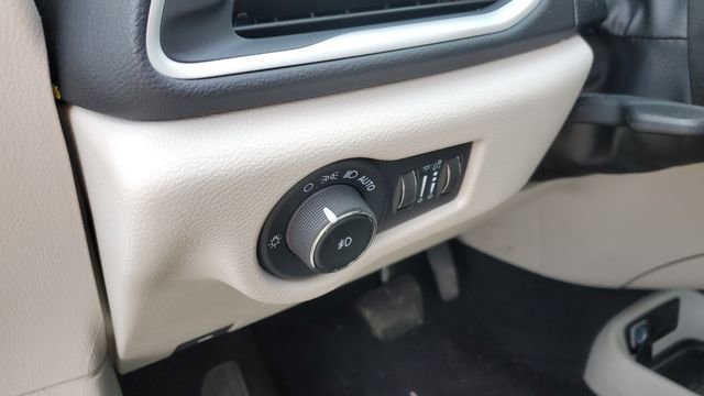 Certified 2024 Chrysler Pacifica Touring-L image 9