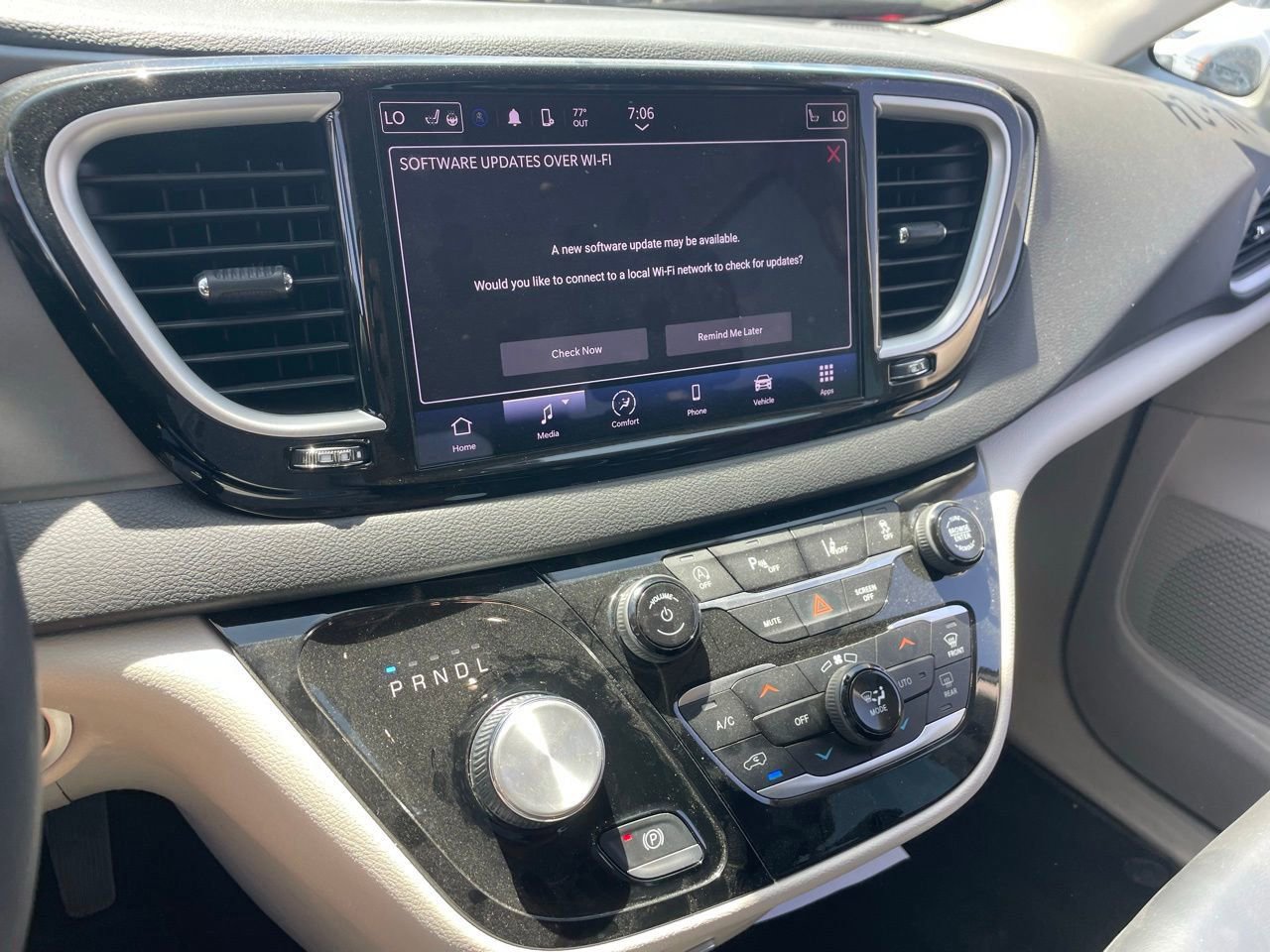 Used 2023 Chrysler Pacifica Touring-L FWD image 7