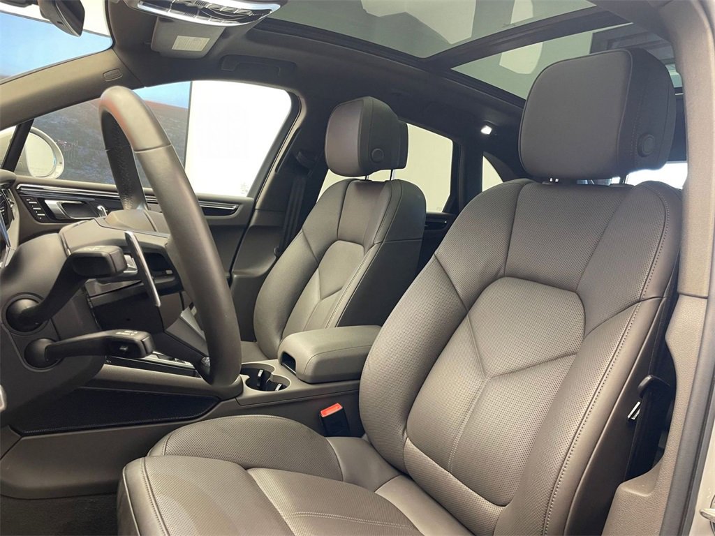 Used 2025 Porsche Macan image 5