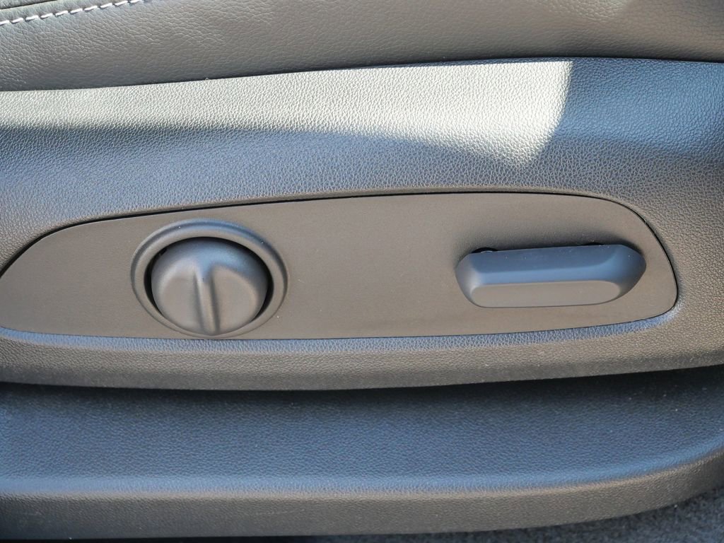 Used 2023 GMC Terrain SLT w/ Tech Package image 19