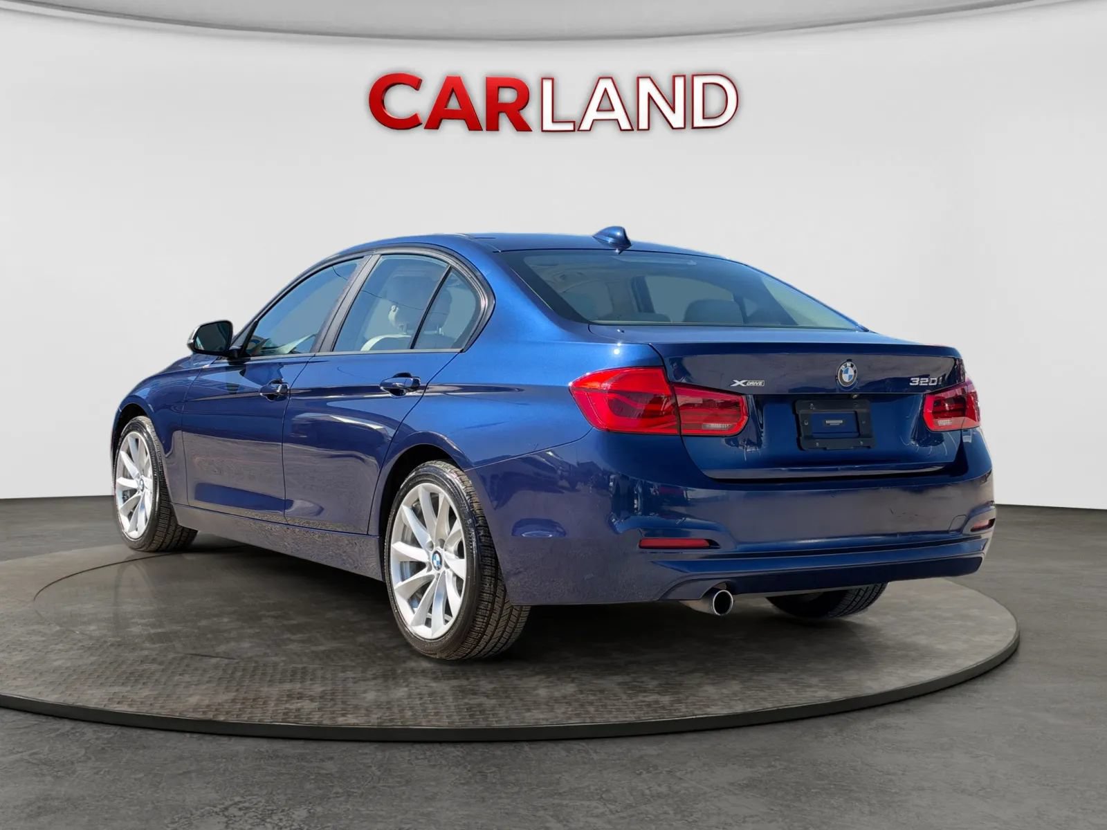 Used 2018 BMW 320i xDrive Sedan w/ Convenience Package AWD/4WD image 4