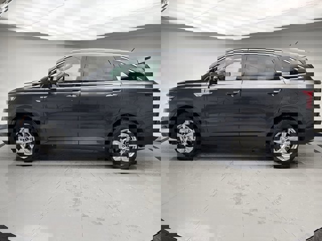 Used 2023 Kia Sorento LX image 2