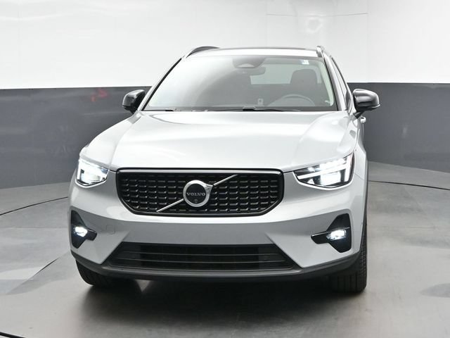 Used 2025 Volvo XC40 B5 Plus AWD/4WD image 3