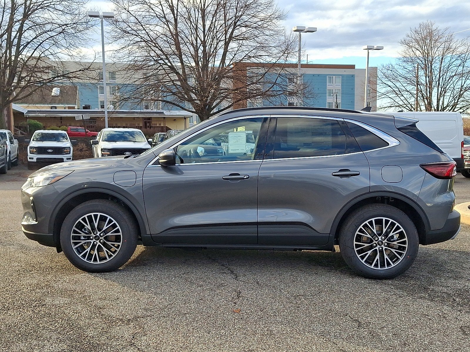 New 2026 Ford Escape SE w/ Class II Trailer Tow Package FWD image 4