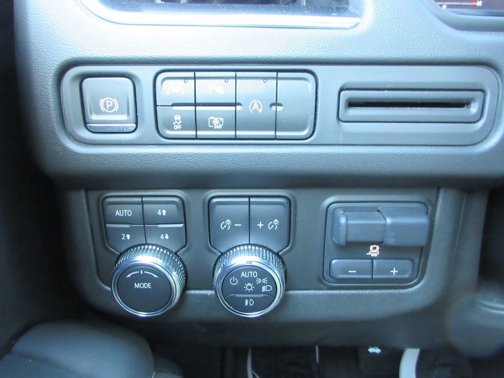 Certified 2023 GMC Yukon SLT w/ SLT Luxury Package image 26