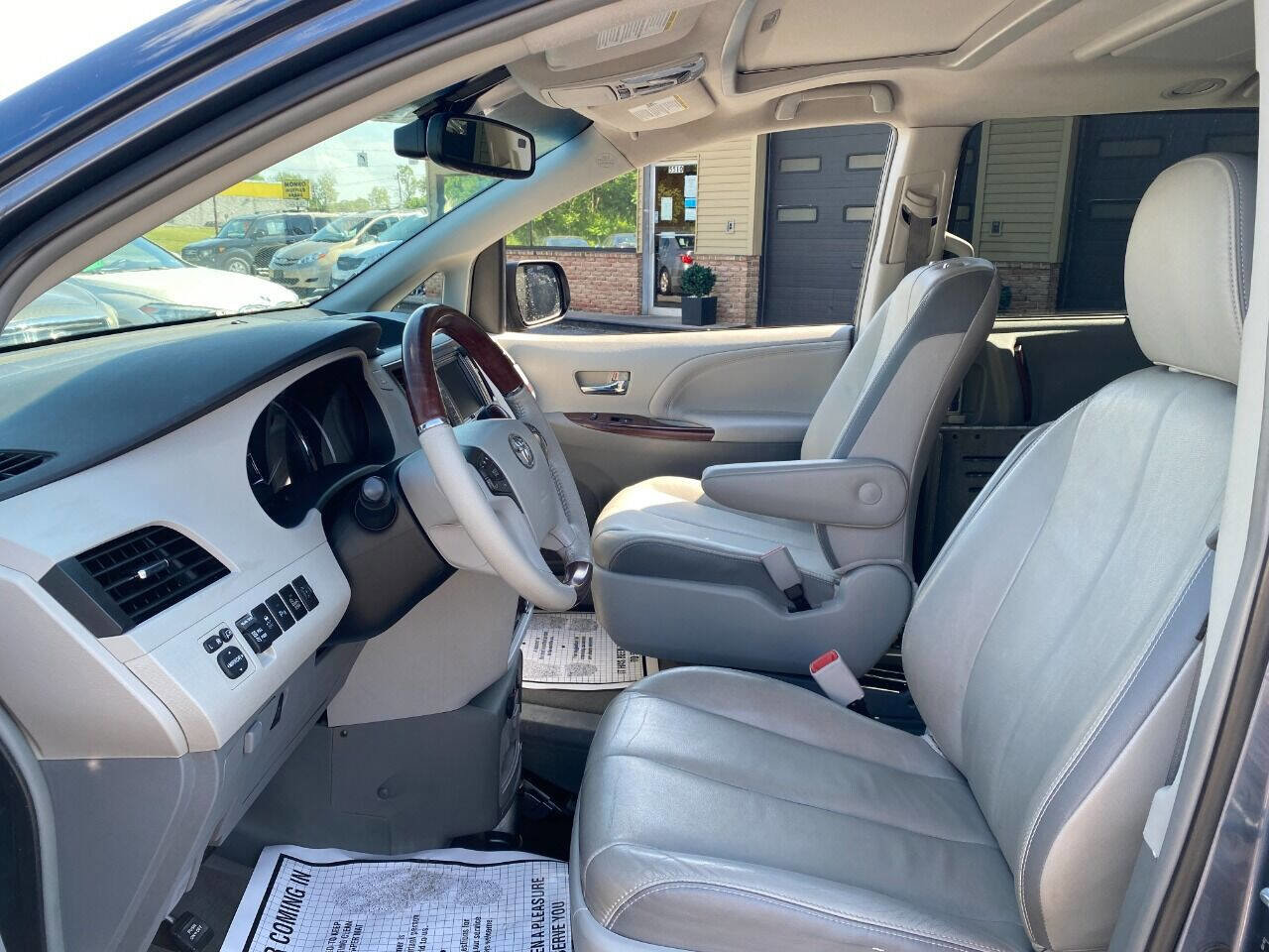 Used 2013 Toyota Sienna XLE w/ Premium Pkg image 10