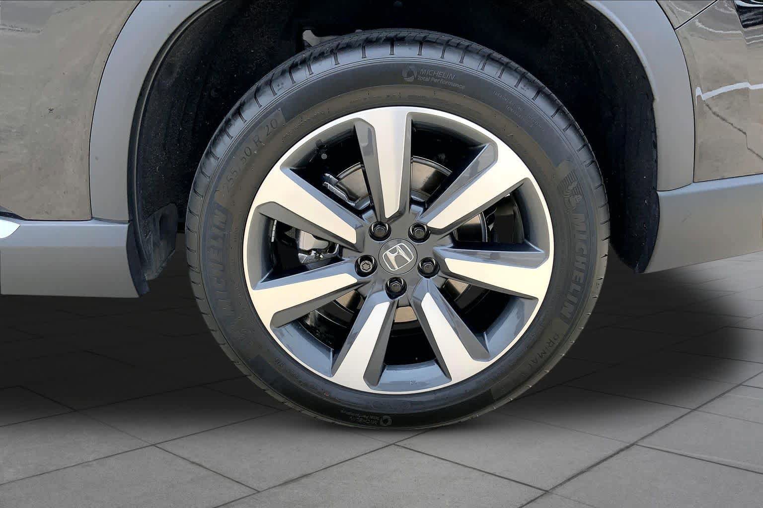 Used 2025 Honda Pilot Touring image 11