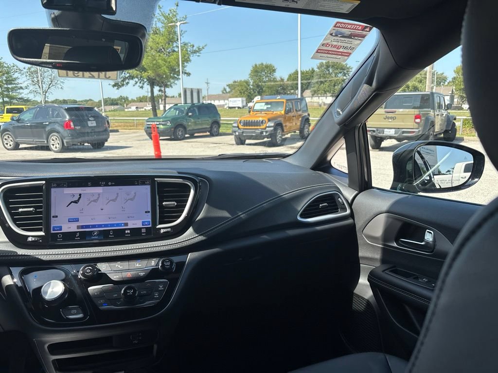 New 2027 Chrysler Pacifica Select FWD image 24