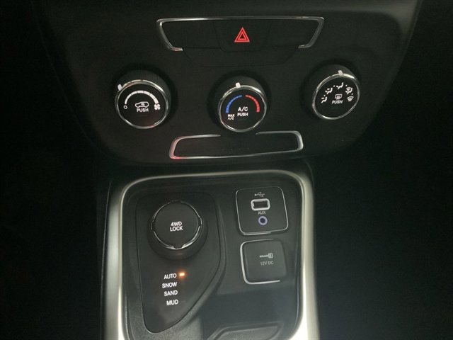 Used 2017 Jeep Compass Latitude image 28