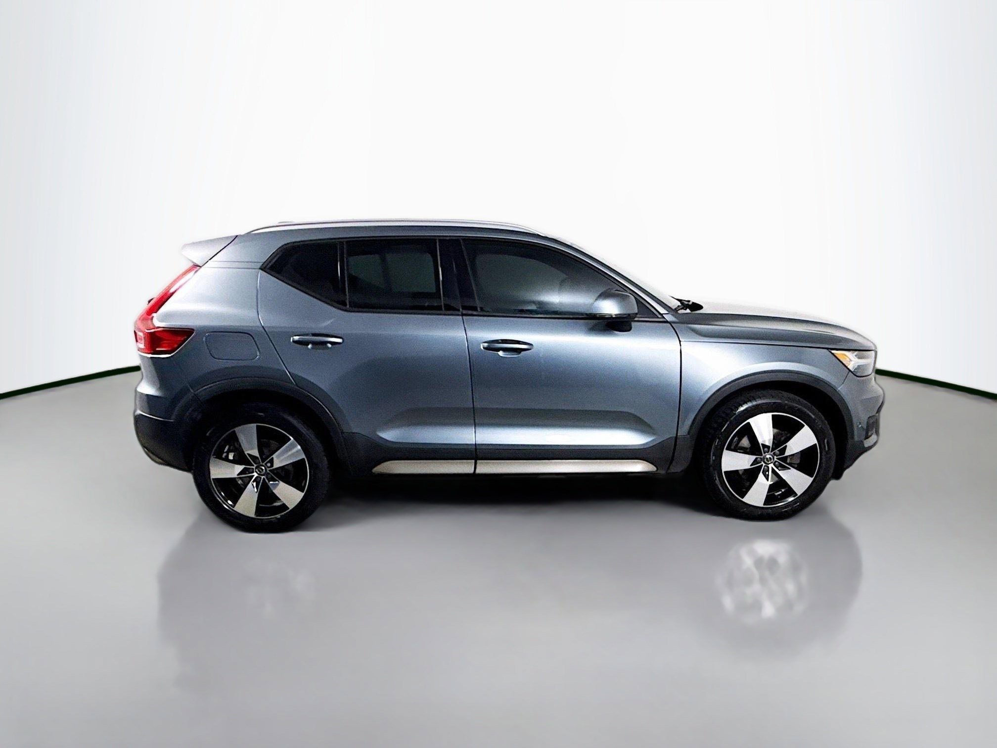 Used 2019 Volvo XC40 T4 Momentum FWD image 11
