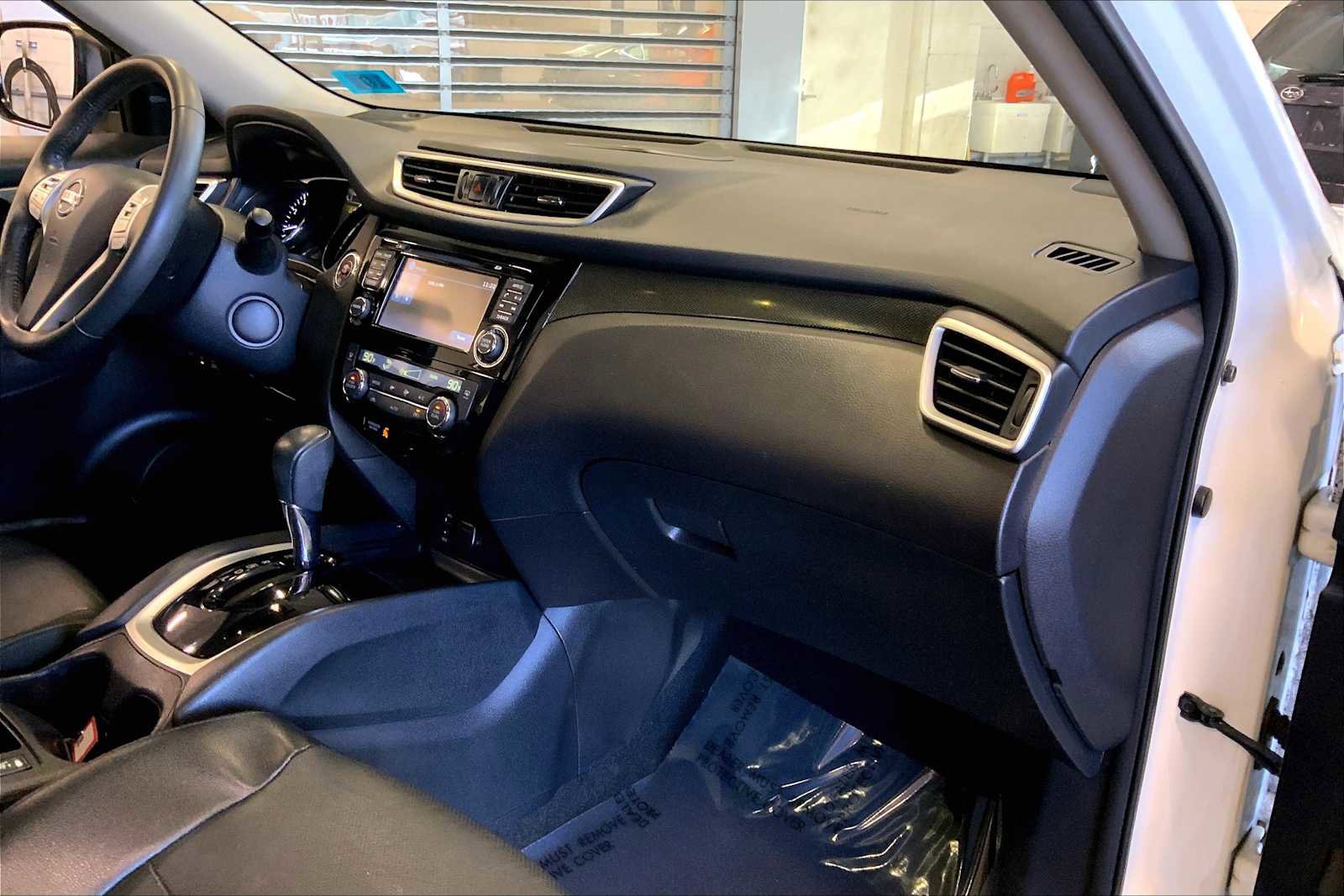 Used 2016 Nissan Rogue SL w/ SL Premium Package image 18