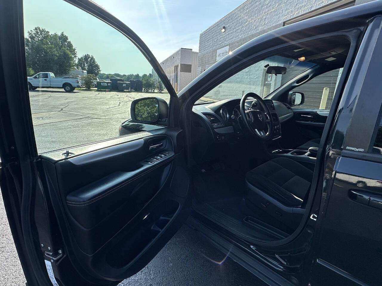 Used 2014 Dodge Grand Caravan SXT w/ Blacktop Package FWD image 15