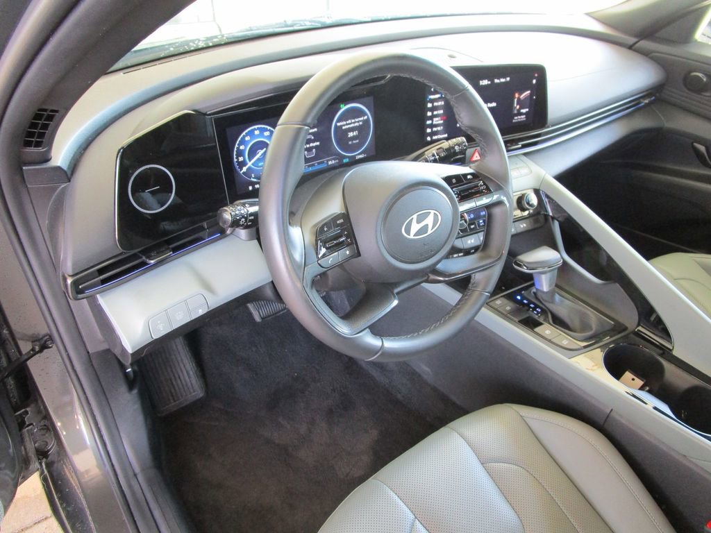 Used 2025 Hyundai Elantra Limited image 18