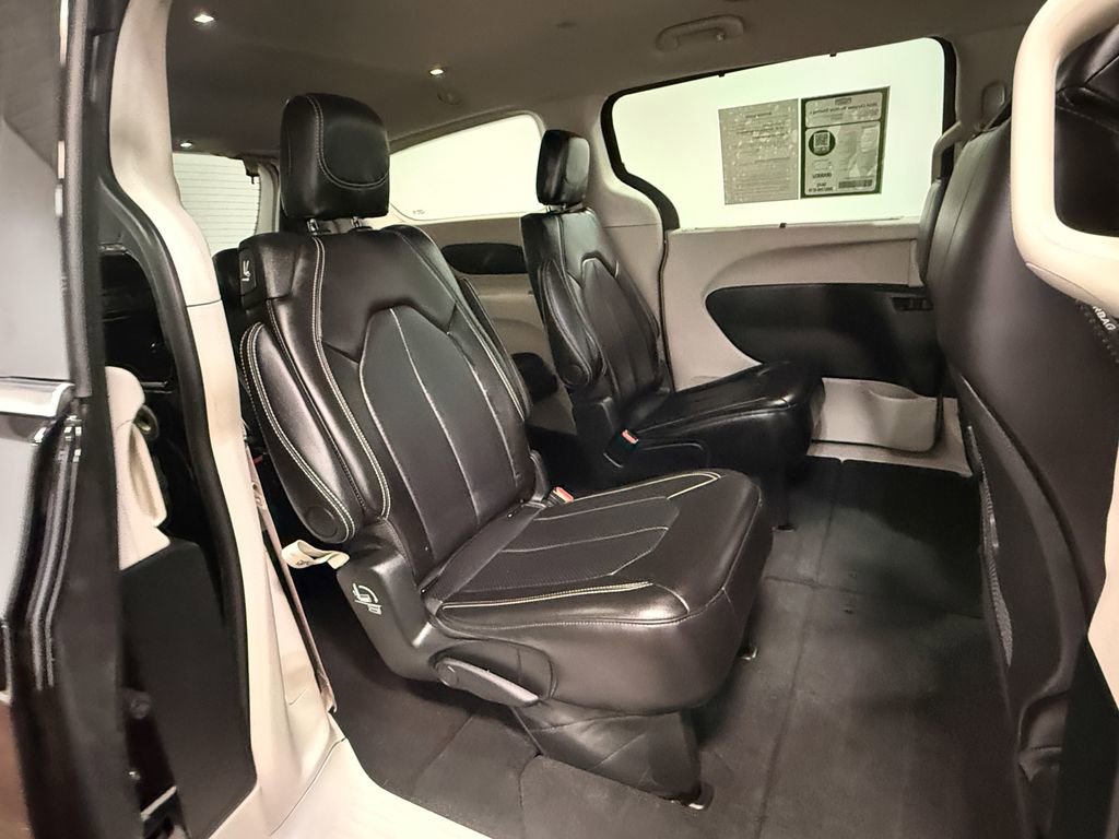 Used 2024 Chrysler Pacifica Touring-L FWD image 16