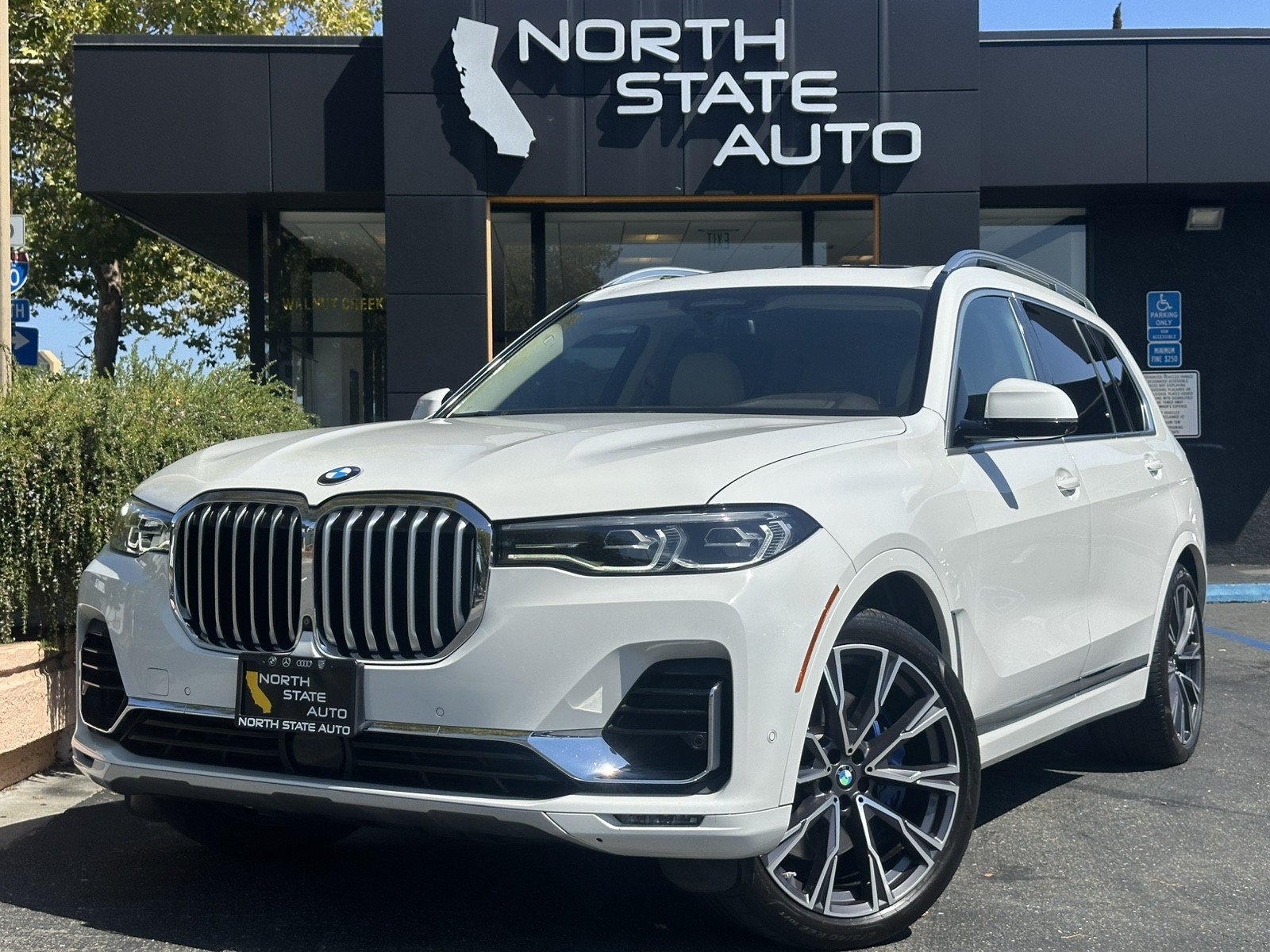 Used 2019 BMW X7 xDrive50i w/ Premium Package AWD/4WD image 2
