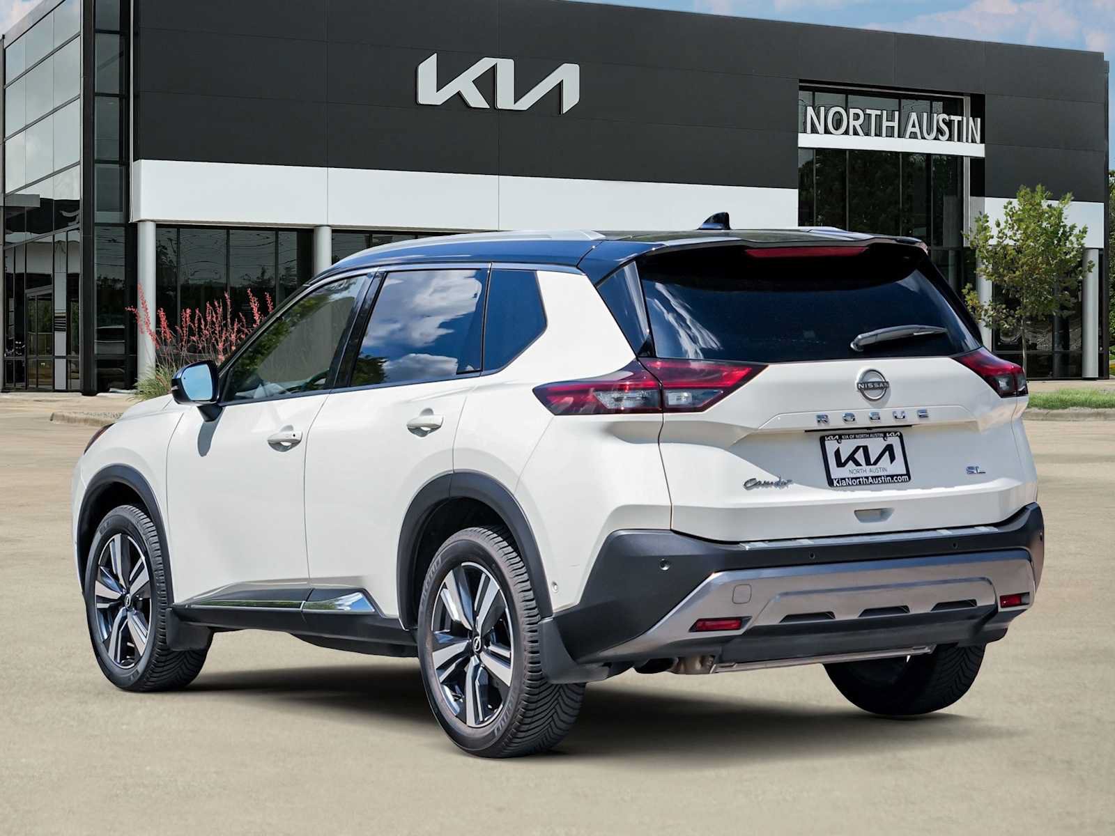 Used 2023 Nissan Rogue SL w/ SL Premium Package FWD image 4