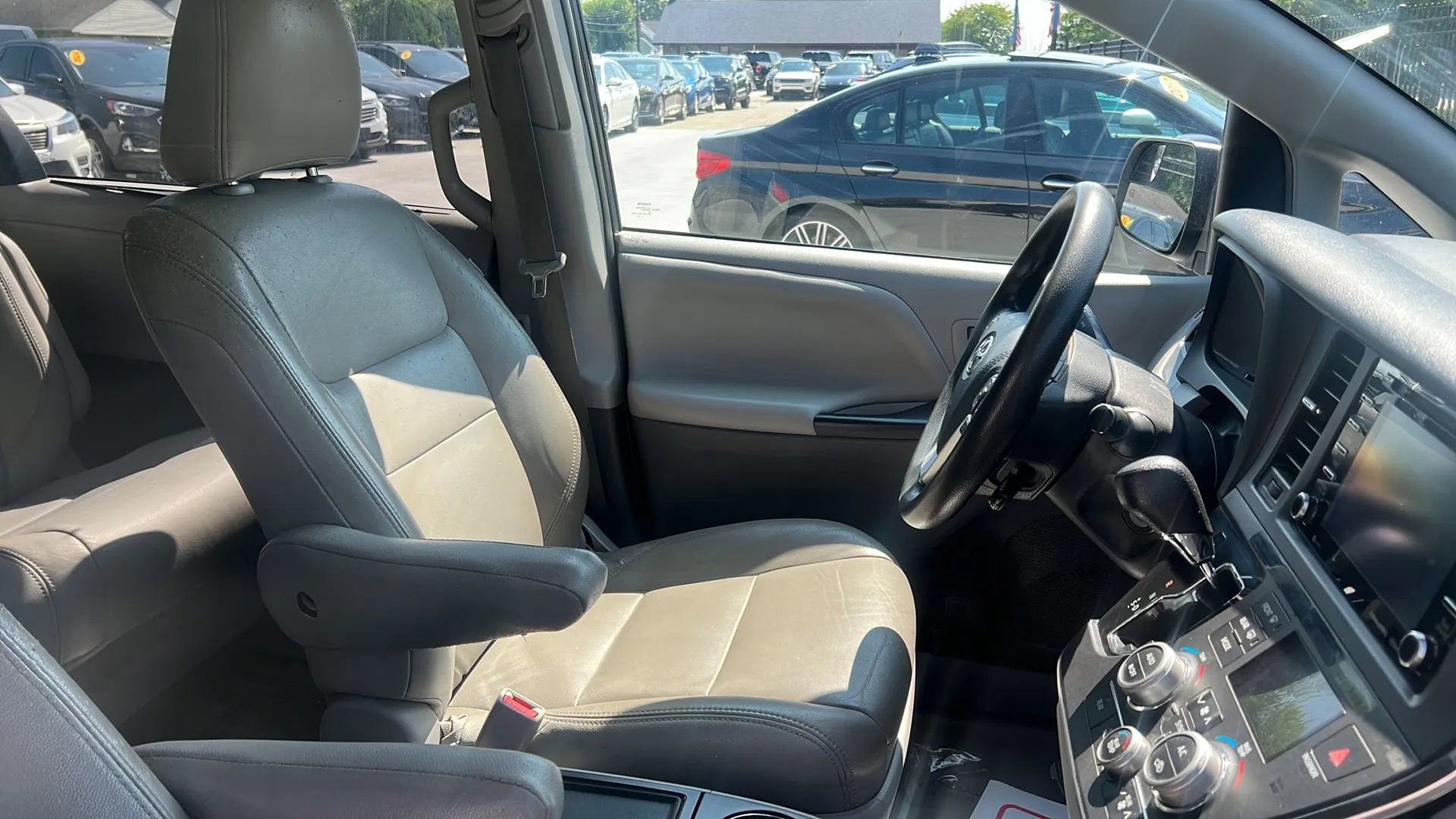 Used 2018 Toyota Sienna LE w/ Carpet Mat Package image 18