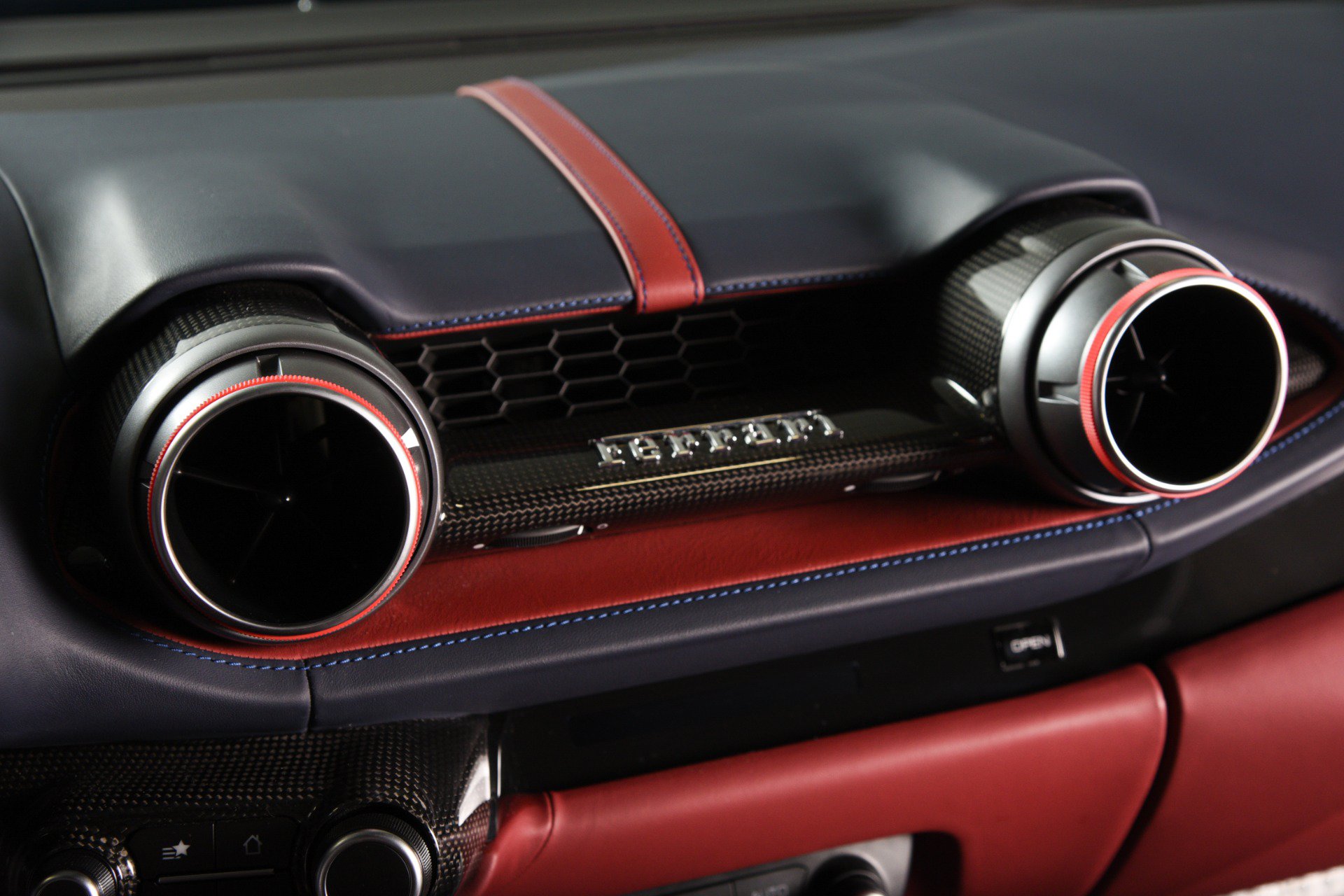 Used 2020 Ferrari 812 Superfast RWD image 29