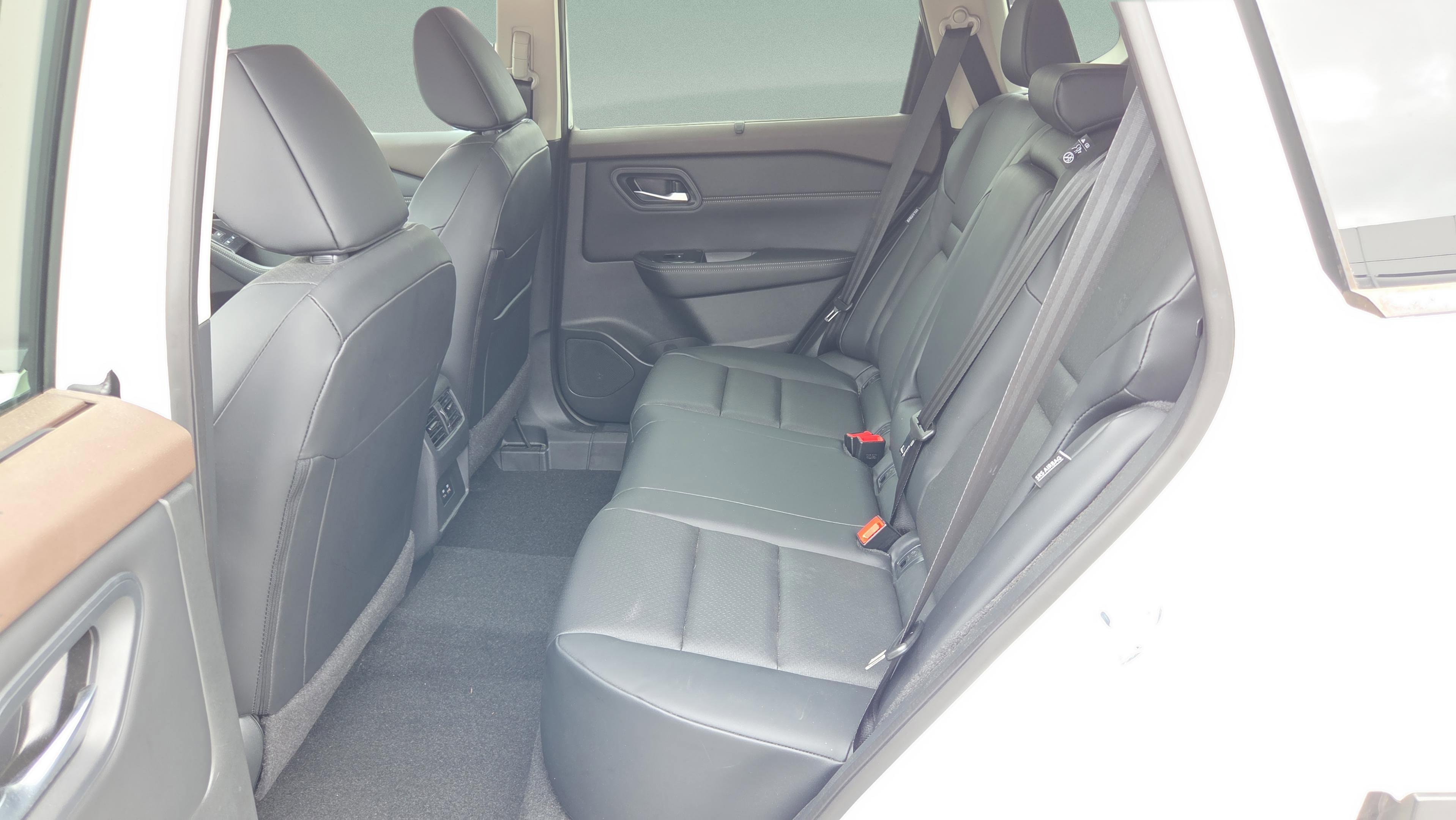 Used 2023 Nissan Rogue SV w/ SV Premium B Package image 10