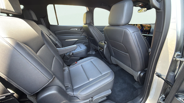 Used 2025 Chevrolet Traverse LT FWD image 26