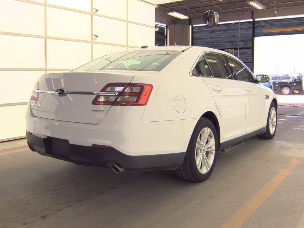 Used 2016 Ford Taurus SE FWD image 2