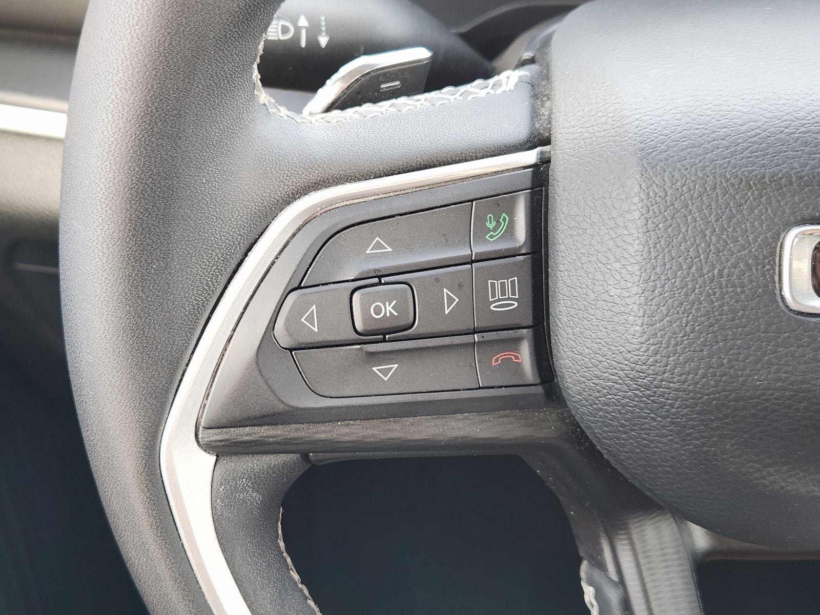 Used 2023 Jeep Grand Cherokee L Laredo w/ Luxury Tech Group I AWD/4WD image 37