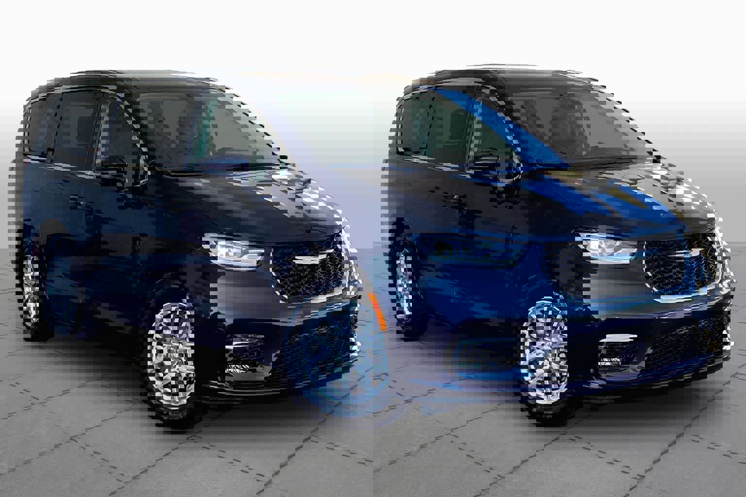 Used 2023 Chrysler Pacifica Touring-L FWD image 3