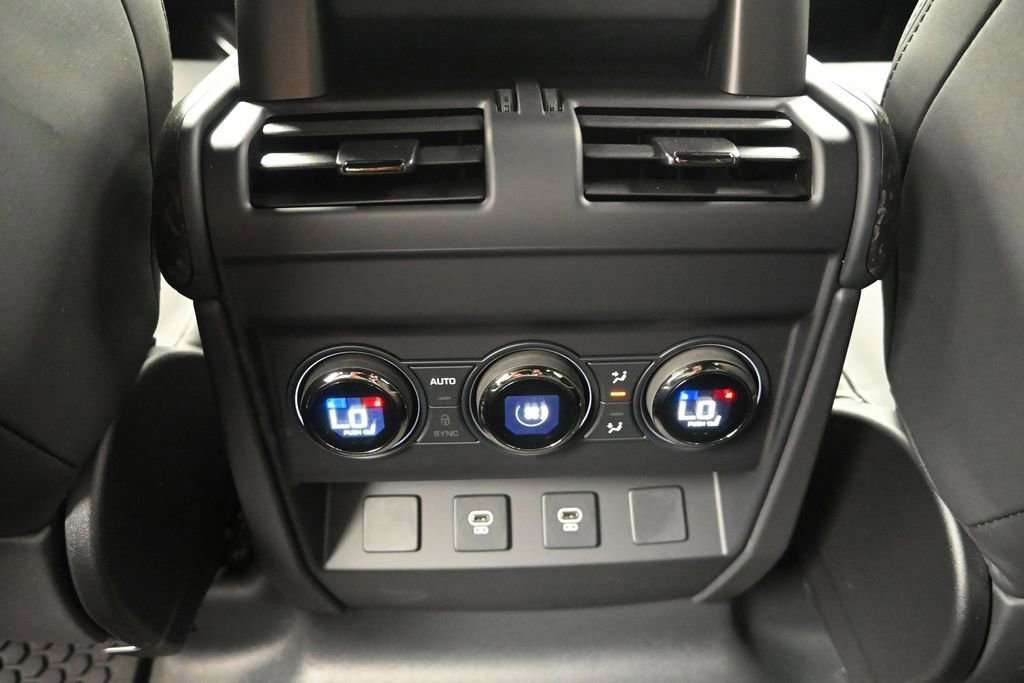 Used 2025 Land Rover Defender 110 AWD/4WD image 31