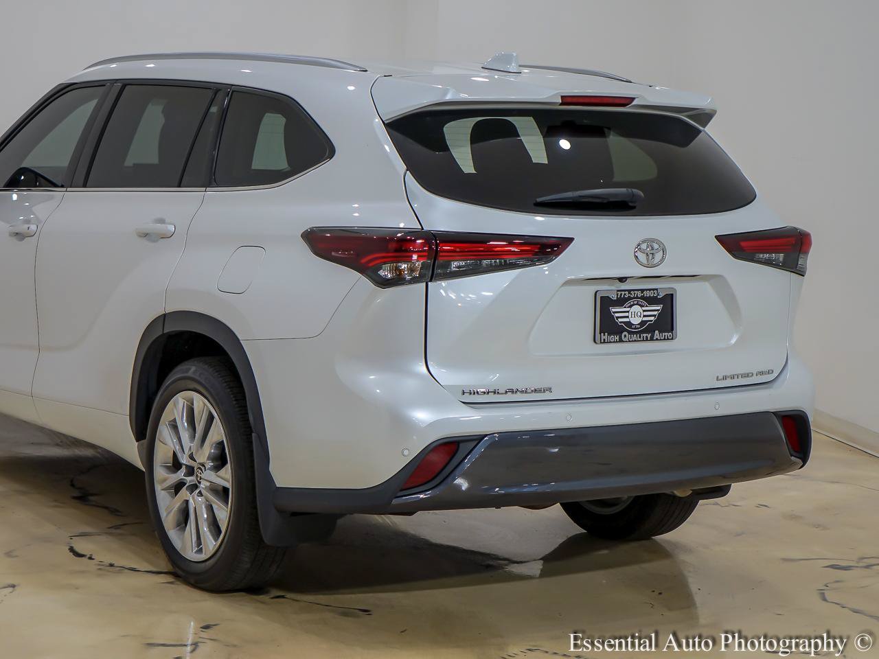 Used 2024 Toyota Highlander Limited AWD/4WD image 9
