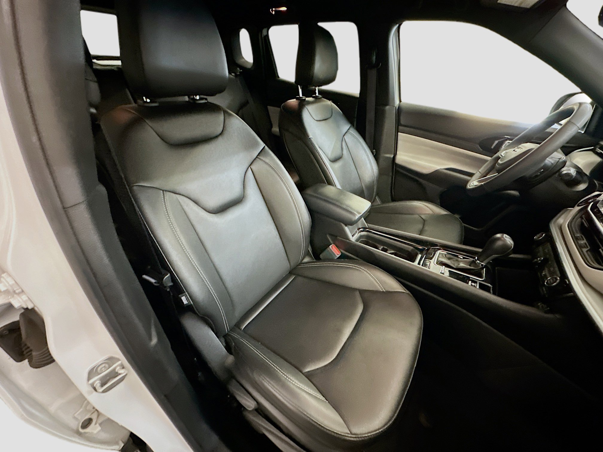 Used 2025 Jeep Compass Limited image 31