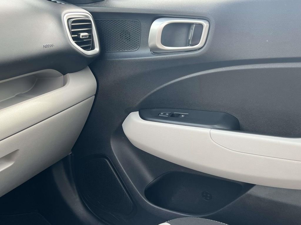 Certified 2025 Hyundai Venue SEL image 41