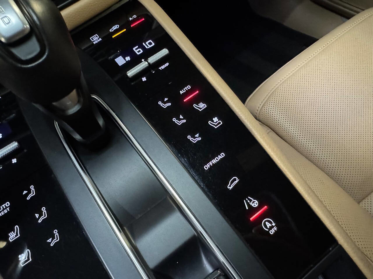 Used 2024 Porsche Macan w/ Premium Plus Package image 18