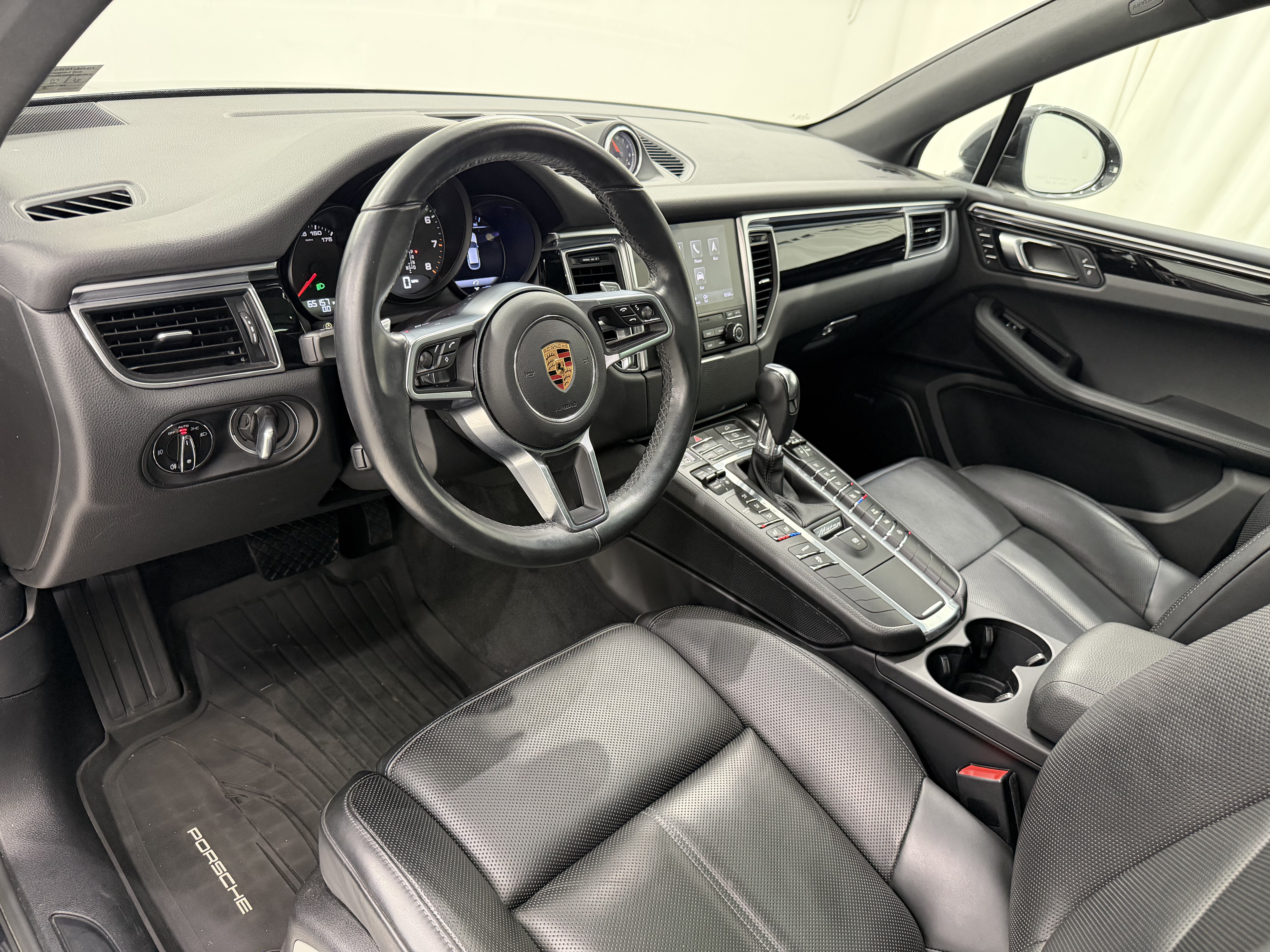 Certified 2018 Porsche Macan AWD/4WD image 4