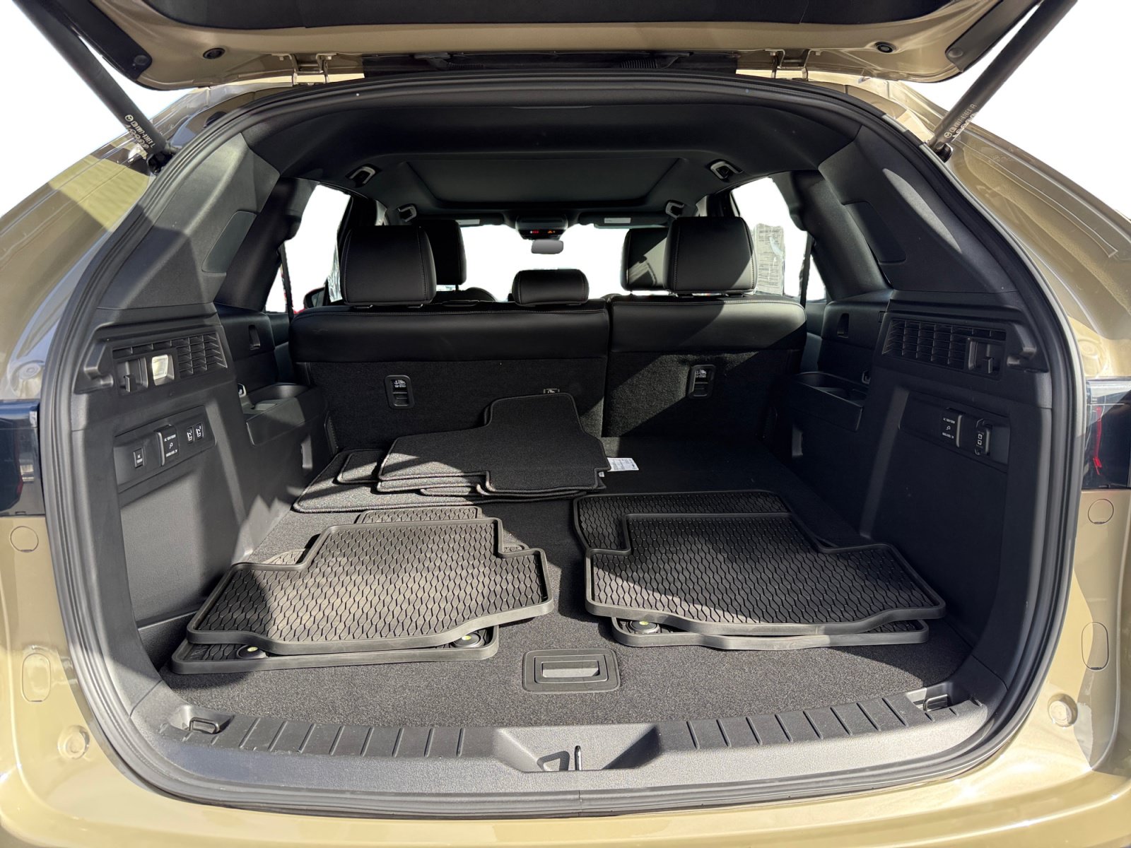 Certified 2025 MAZDA CX-70 Plug-In Hybrid w/ Premium Plus AWD/4WD image 17