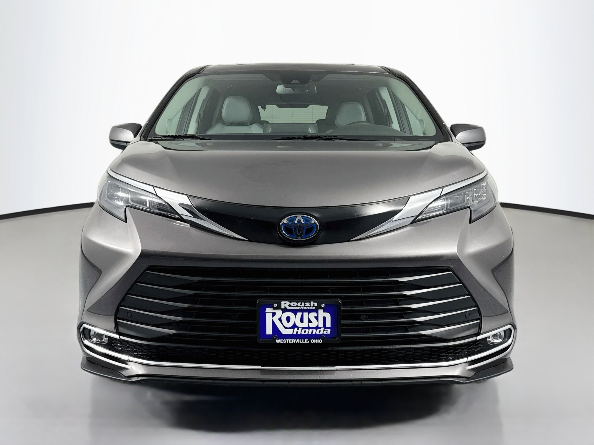 Used 2024 Toyota Sienna XLE w/ XLE Plus Package AWD/4WD image 2