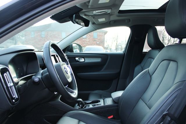 Used 2025 Volvo XC40 B5 Core image 13