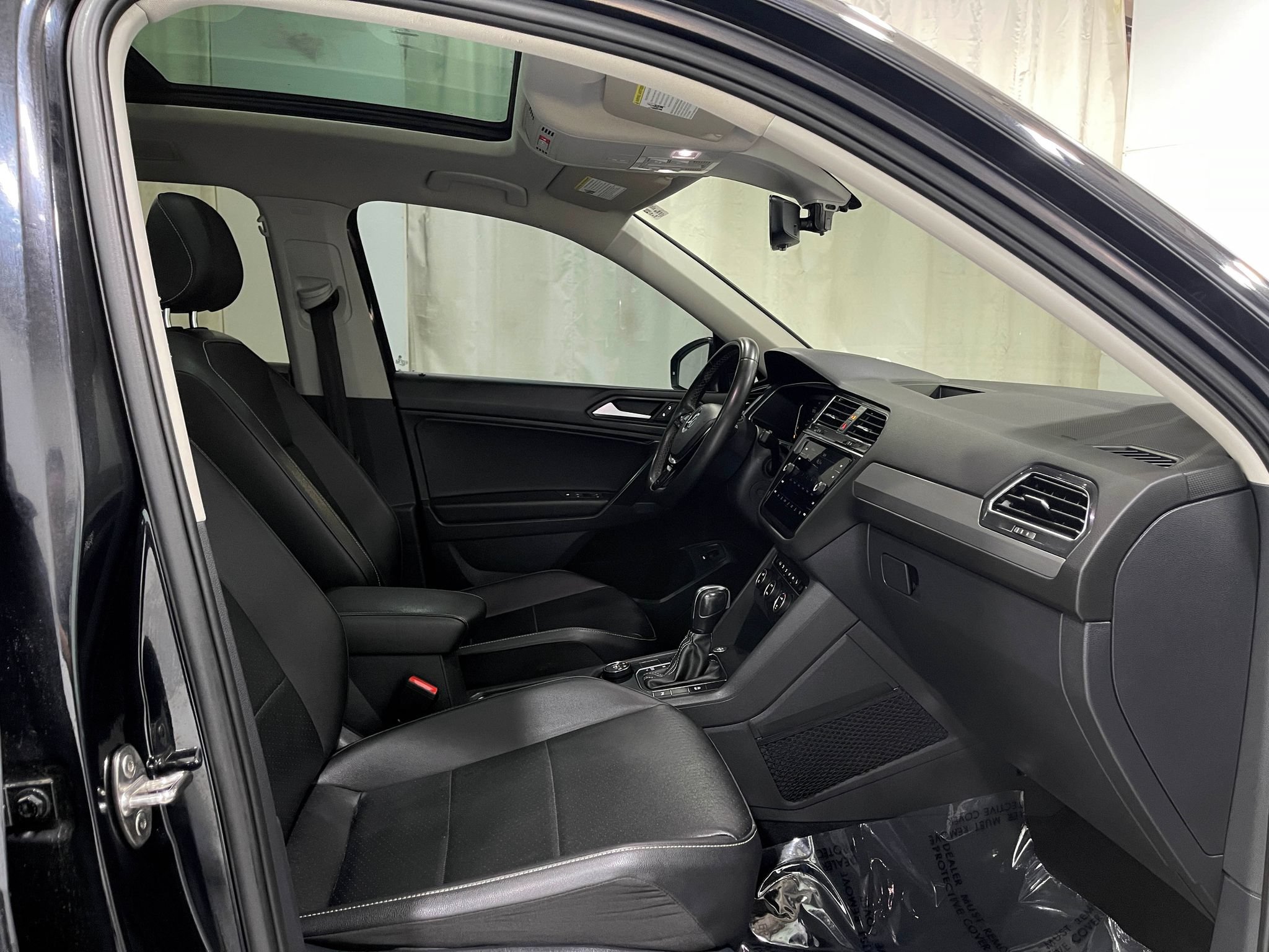 Used 2021 Volkswagen Tiguan SEL AWD/4WD image 32