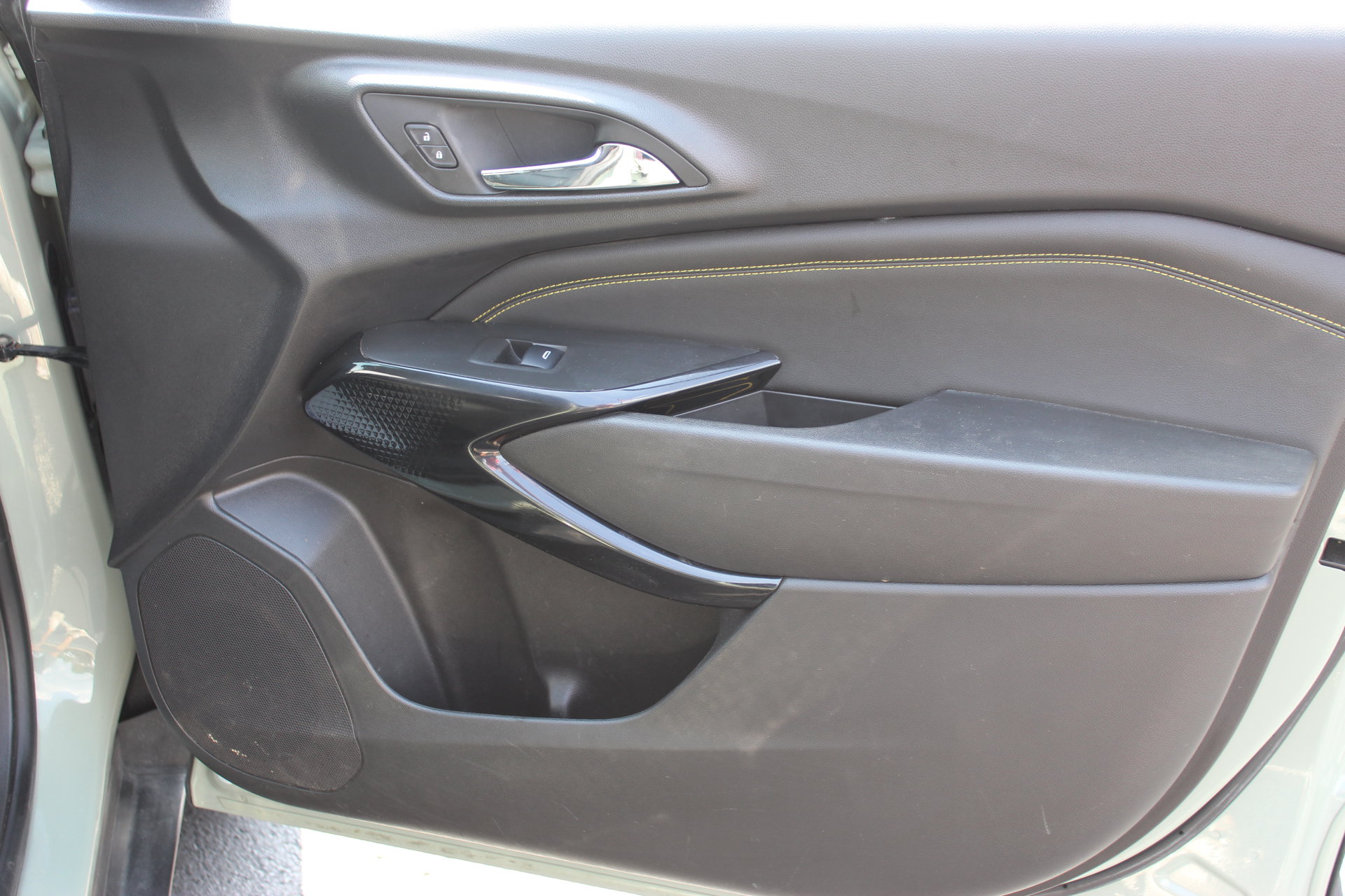 Used 2025 Chevrolet Trax ACTIV w/ Driver Confidence Package FWD image 31