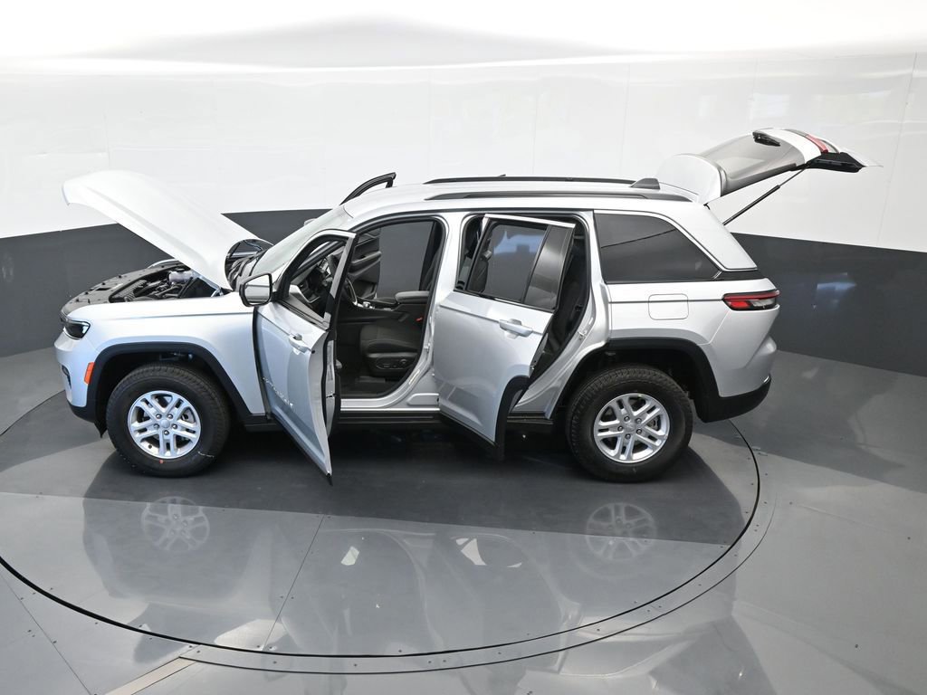 Used 2024 Jeep Grand Cherokee Laredo w/ Trailer Tow Package image 47