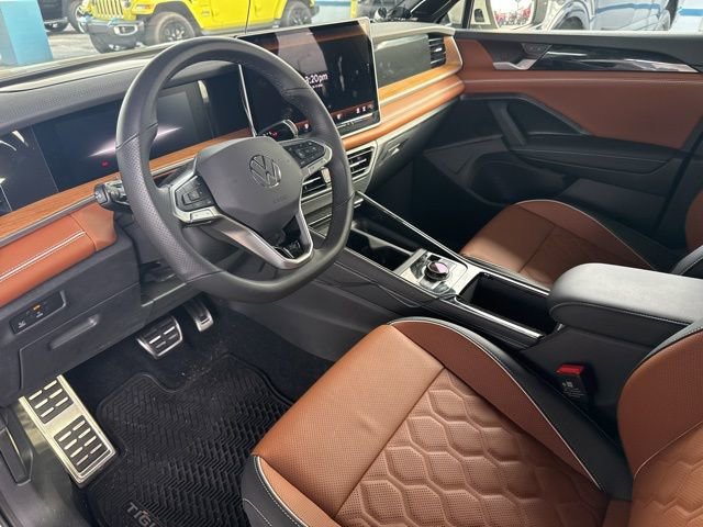 Used 2025 Volkswagen Tiguan SEL R-Line image 7