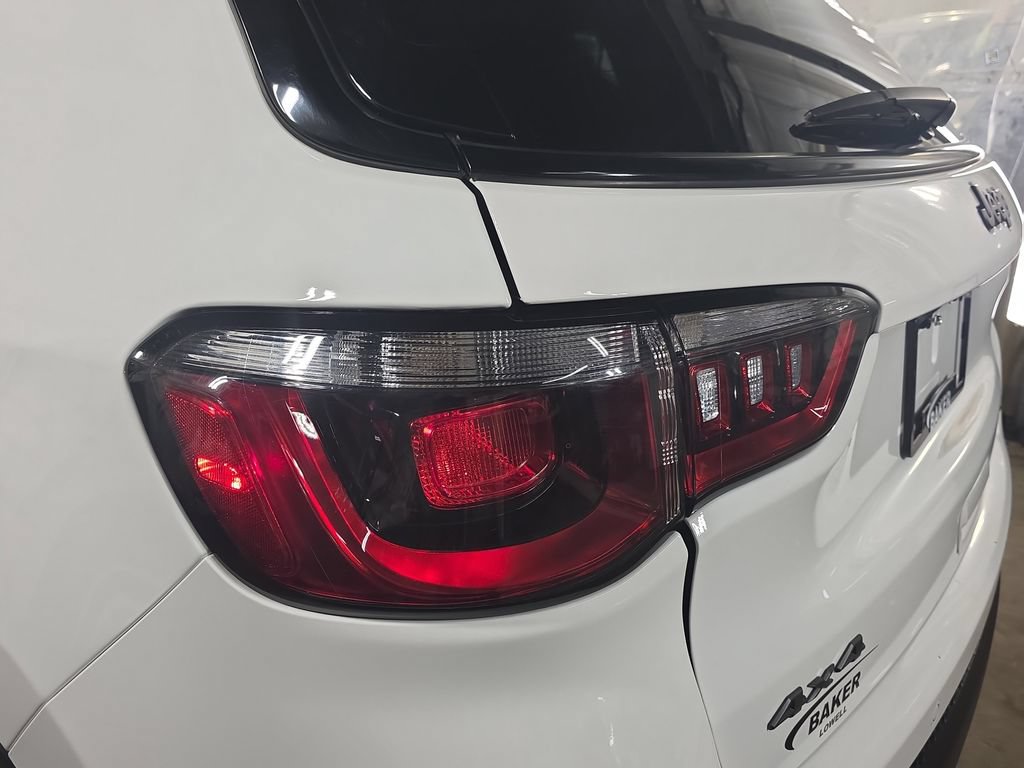 Used 2025 Jeep Compass Trailhawk AWD/4WD image 32