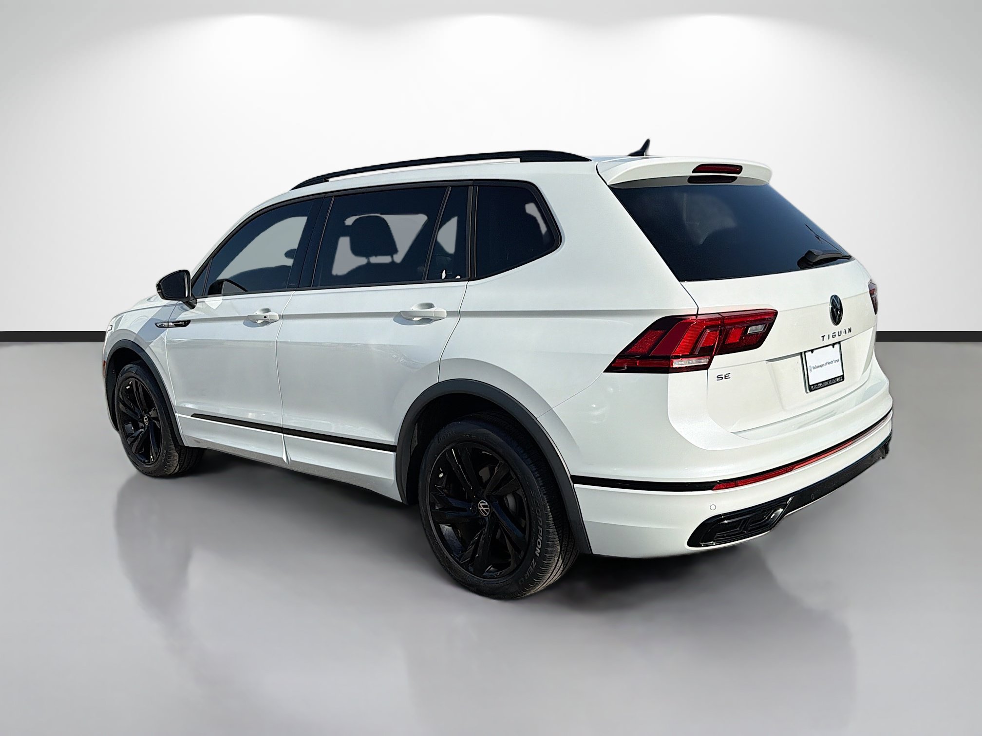 Used 2023 Volkswagen Tiguan SE R-Line FWD image 5