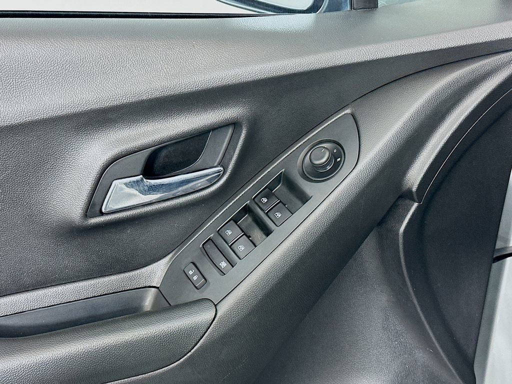 Used 2021 Chevrolet Trax LT w/ LT Convenience Package image 17