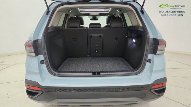 Used 2025 Volkswagen Taos SE AWD/4WD image 14