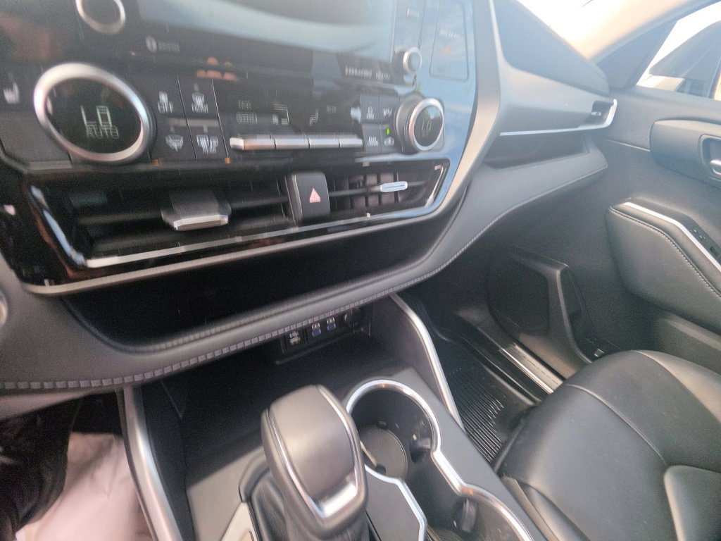 Used 2022 Toyota Highlander XLE AWD/4WD image 21
