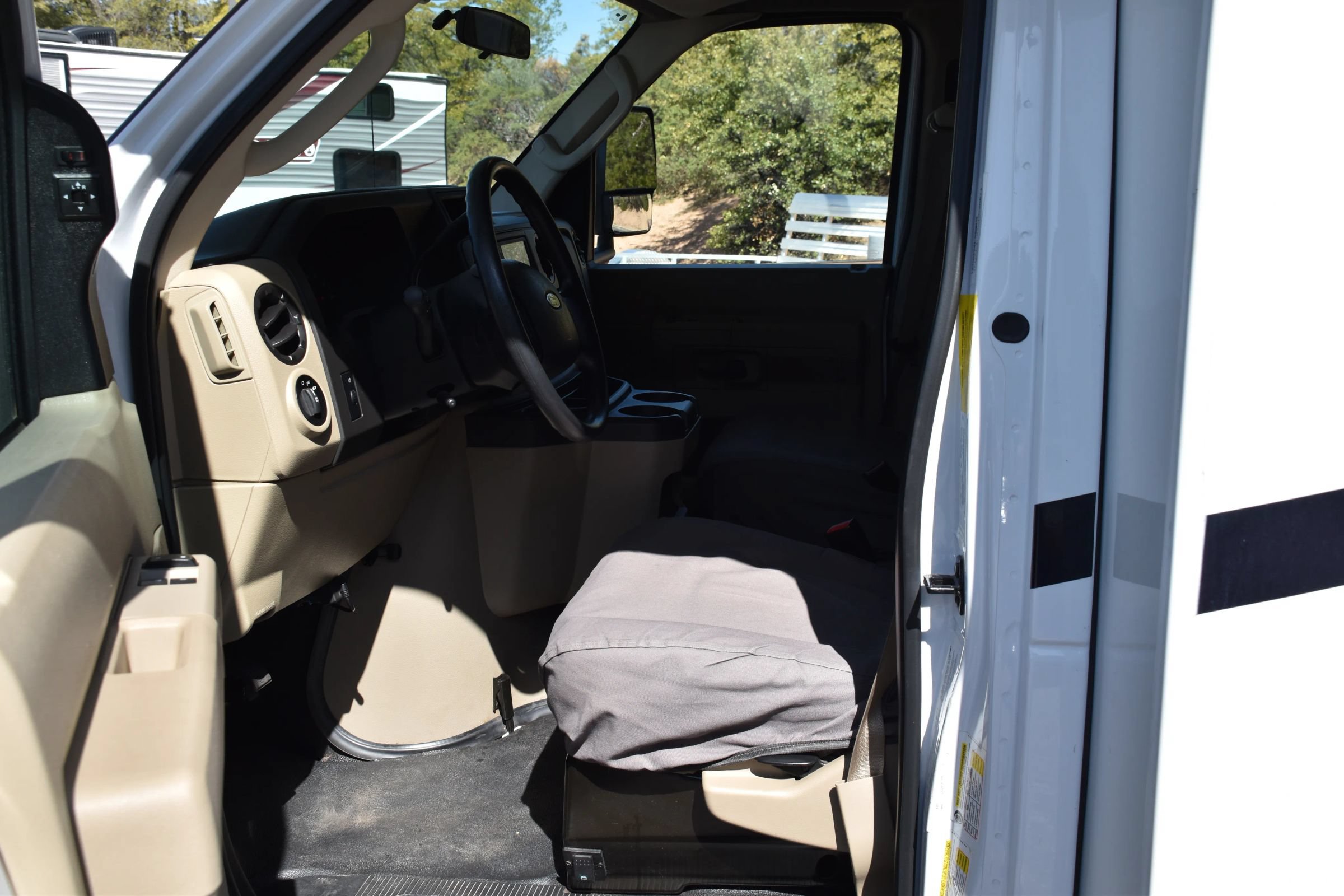 Used 2019 Ford E-450 and Econoline 450 Super Duty w/ Motorhome Prep Package RWD image 10
