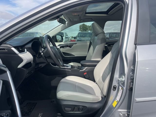 Used 2021 Toyota RAV4 XLE Premium image 11