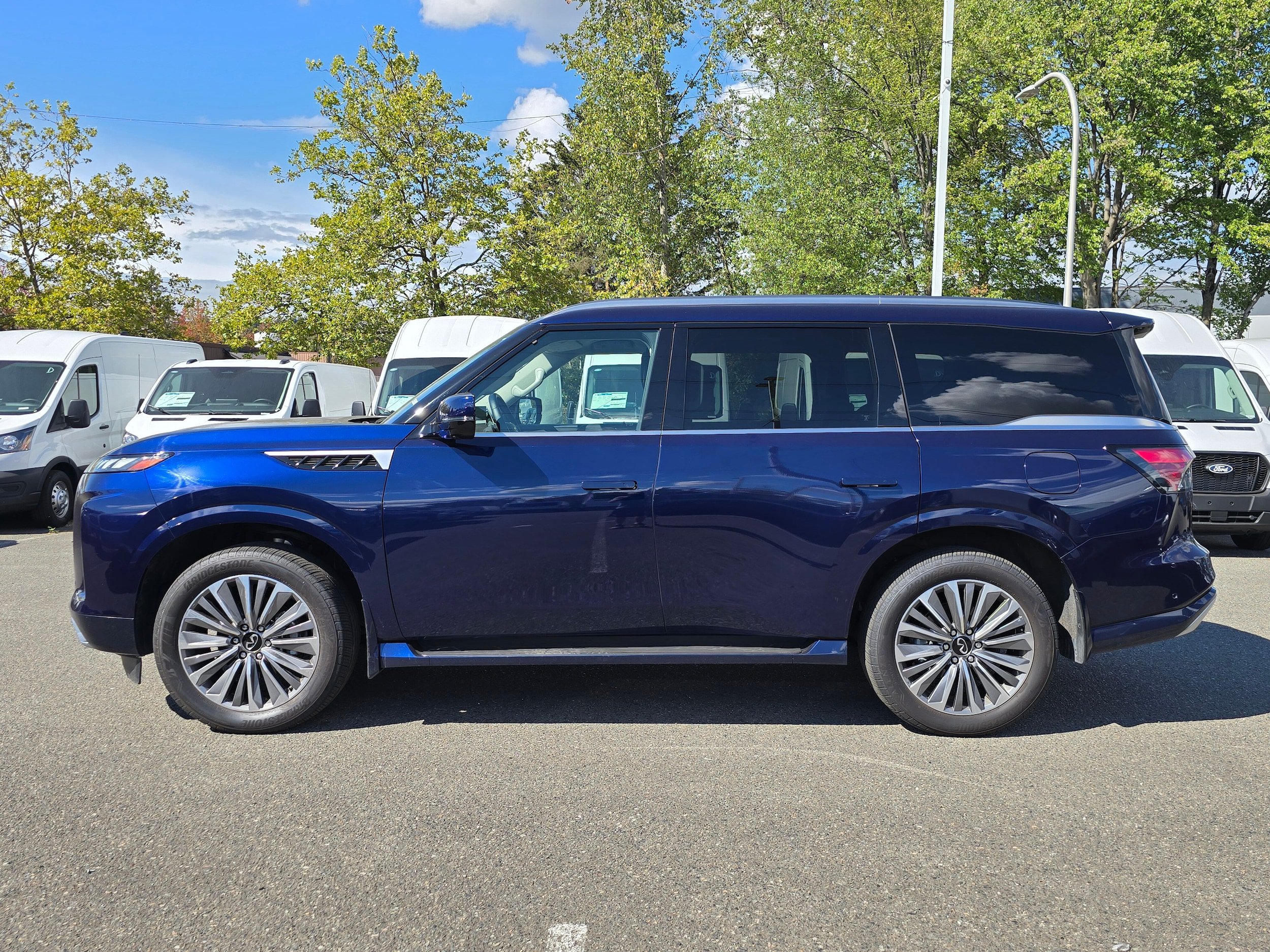 Used 2025 INFINITI QX80 Sensory AWD/4WD image 2