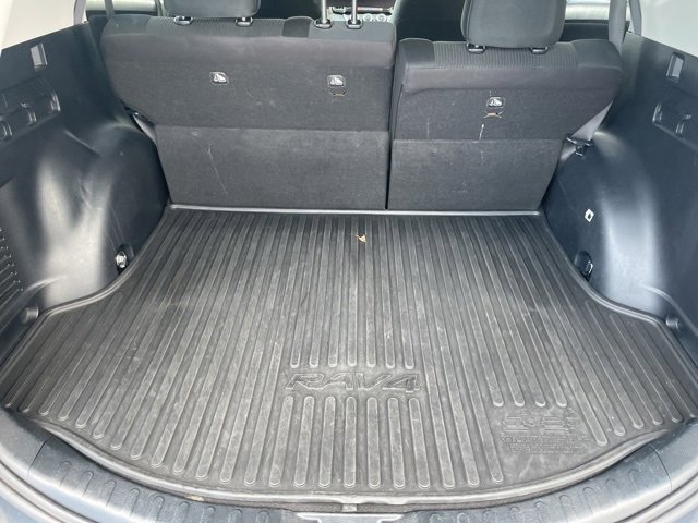 Used 2018 Toyota RAV4 LE image 10